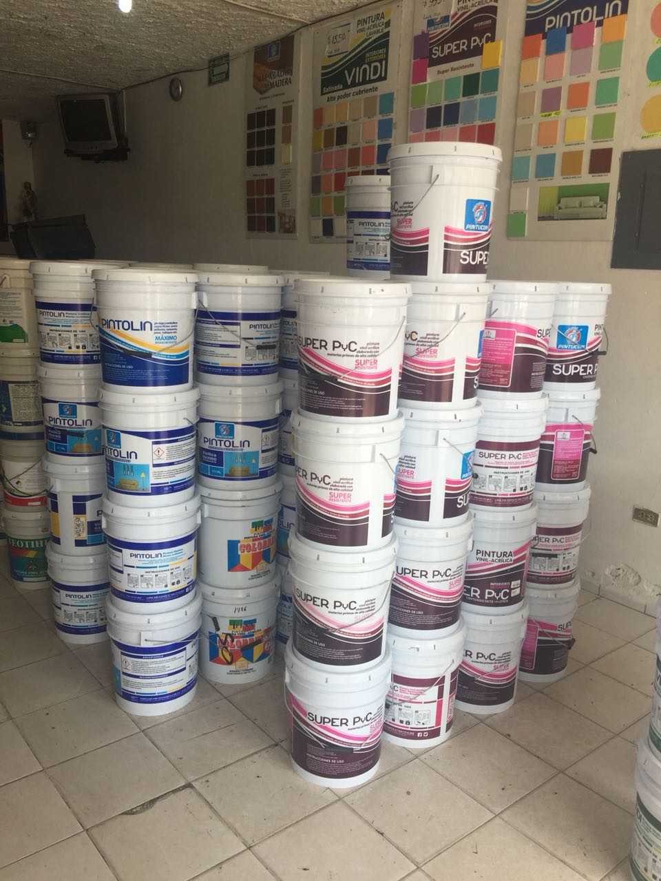 Anaquel con cubetas de Pintolín y Vindi