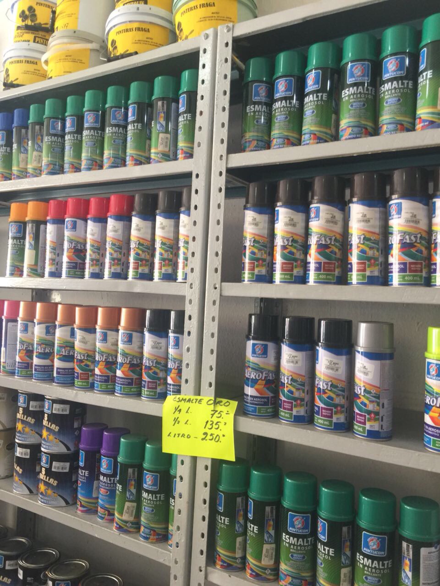 Estante con esmaltes y aerosoles